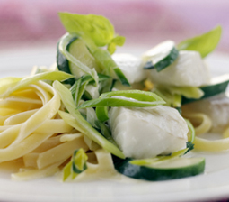 Pasta med torsk og grnsager i basilikumflde