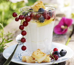 Græsk yoghurt med frisk frugt og citroncrutoner