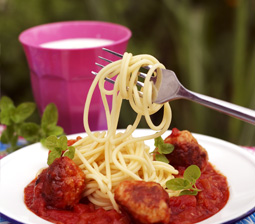 Børnevenlig spaghetti med små kødboller i tomatsauce