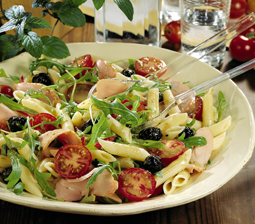 Pastasalat med røget mørbrad