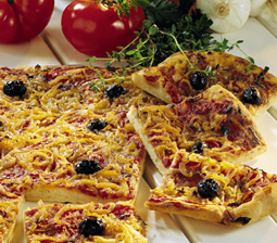 Fransk løgpizza med salat