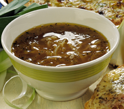 Løgsuppe med skinke-ostebrød