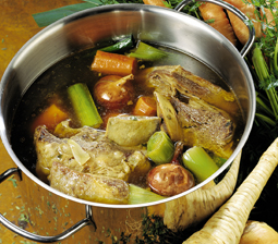 Oksekødsuppe med kål og små kødboller