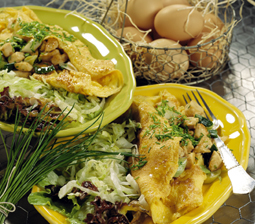 Omelet med ristet kyllling og forårsløg