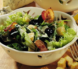 Salat med bacon, ostedressing og croutoner