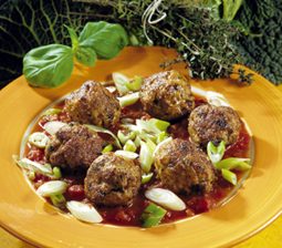 Krydrede kødboller med tomatsause og savoykål