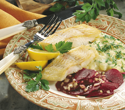 Stegt fisk på grov mos med rå rødbedesalat