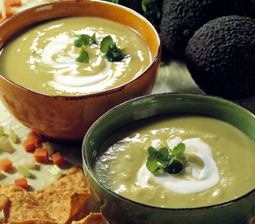 Avocadosuppe med nachoschips