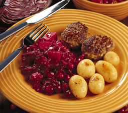 Kalkunfrikadeller med varm rødkålssalat