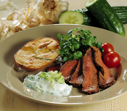 Flankesteaks med bagt kartoffet og tzatiki