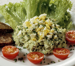Hytteostpålæg med æg og avocado