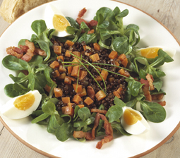 Salat med grønne linser, bacon og æg