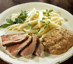 Lammeculotte med pasta og tomat-senneps-creme