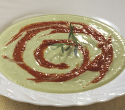 Kold avocadosuppe med purerede peberfrugter