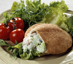 Pitabrød med tunfyld og salat