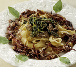 Pasta med oksekød og ristet salat