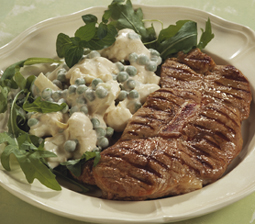 Grillet bovsteak med blomkålssalat