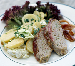 Skinkefarsbrød med porre-kartoffelfad