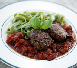 Pestobøffer med pasta og basalikum