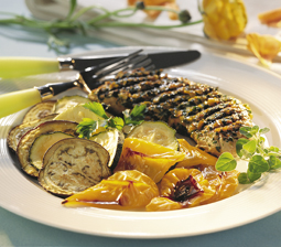 Grillet skinkeschnitzel med bagte grønsager