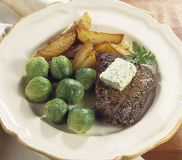 Peberbøf med persillesmør og stegte kartofler