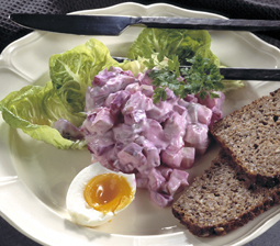 Hjemmelavet sildesalat på rugbrød