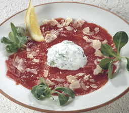 Oksecapaccio med basilikumcreme