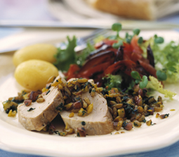 Svinemørbrad med karry-korn topping og tomat-daddelsalat