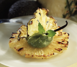 Grillet ananas med avocadomos og sprøde brødchips