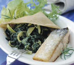 Boghvede pandekager med cremet spinat og laks