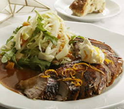Appelsin glaseret and med kornsalat og gedeostcreme