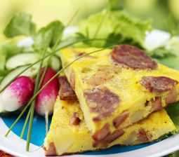 Æggekage med pølse og kartofler