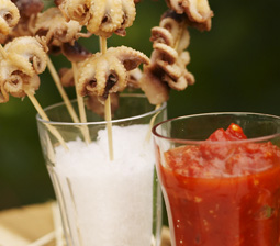 Sprøde blæksprutter på spyd med tomat- og chilidip