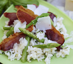 Let risotto med asparges og sprød skinke