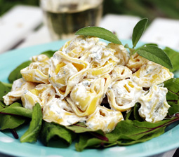 Supernemme tortellini med frisk gedeost og salvi