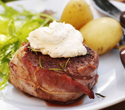 Hakkebøffer med krydret flødeost