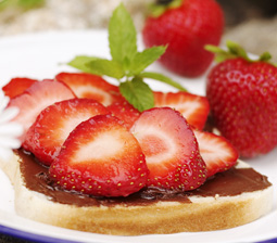 Sommerlige jordbærtoasts