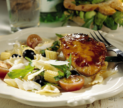 Glaseret kyllingebryst med lun pastasalat